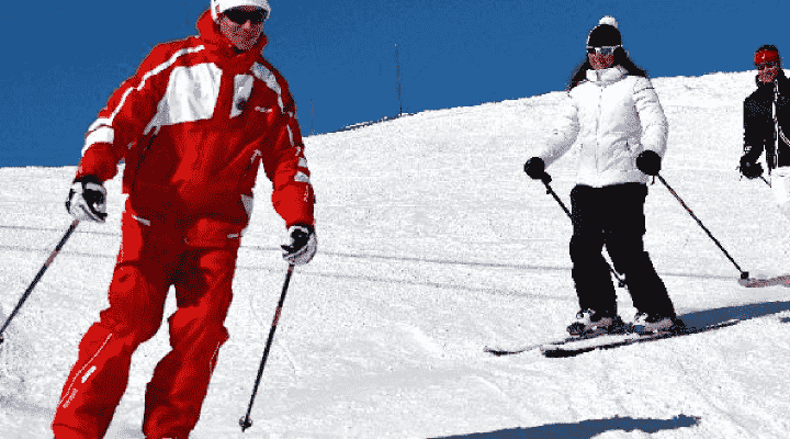 moniteur de ski menant un groupe d'élève sur une piste de ski à luz ardiden